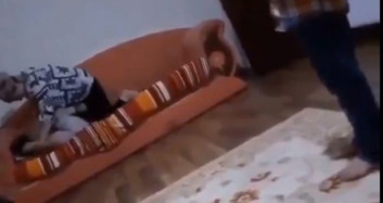 Kızını Boğarak Döven Annenin Görüntülerine Tepki Yağdı