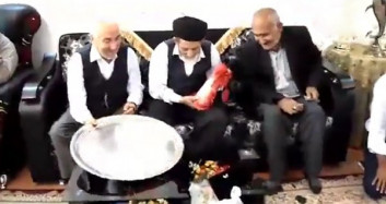 Kız İsteme Esnasında Cam Çerçeve İndiren Dede