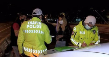 Kimlik İsteyen Polis Memuruna Banka Kartı Verdi