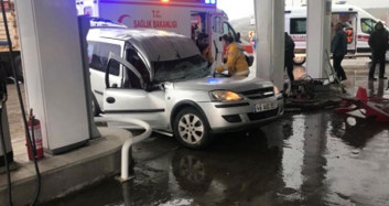 Kontrolden Çıkan Otomobil Pompaya Çarptı