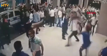 Koronavirüs Sebebiyle Hayatını Kaybeden Hastanın Yakınları Sağlık Çalışanlarına Saldırdı