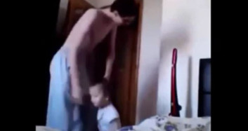 Küçük Çocuğa Yaptığı Şerefsizliğe Bak! (+18)