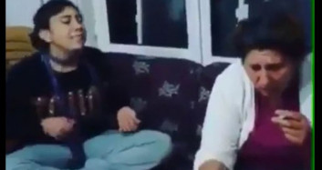 Kızı Şarkı Söyleyince Dövmeye Başladı!