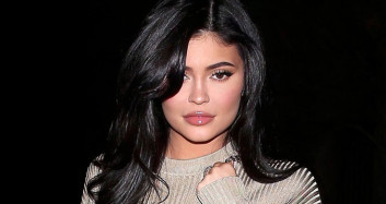 Kylie Jenner, Babası Caitlyn Jenner'a Makyaj Yaptı