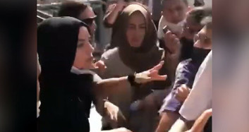 LGBT'liler Başörtülü Kadınlara Saldırdı! 'Sizin Yüzünüzden Özgürlüğümüz Yok