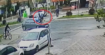 Otomobilin Çarptığı Adam Metrelerce Havaya Uçtu