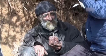 40 Senedir Mağarada Yaşayan Adama Sürpriz Doğum Günü