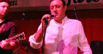Mahmut Tuncer Kadınlar İçin Rock Şarkı Söyledi