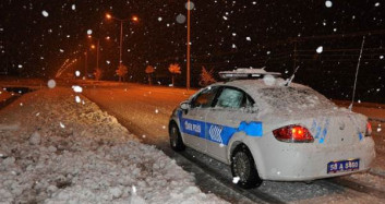Yoğun Kar Yağışı Sebebiyle Araçlar Yolda Kaldı