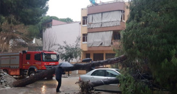 Manisa'da Şiddetli Yağış Su Baskınına Dönüştü