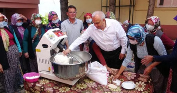 Mersin’de Emekçi Kadınlara Kolaylık Geldi! Yörük Kadınları Hamur Yoğurma Makinesiyle Tanıştı