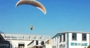 Mesaiye paraşütle uçarak gitti