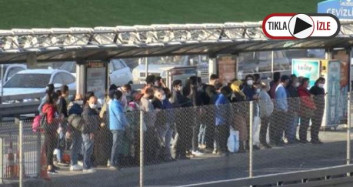 Metrobüs ve Tramvay Duraklarında Korkutan Görüntü!