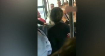  Metrobüsteki İki Yolcu Arasındaki Kavga Anı Kameralara Yansıdı