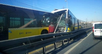 Avcılar'da Metrobüslerin Çarpışma Anı!