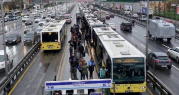 Deprem Sonrası Metrobüs'te Yoğunluk Yaşanıyor
