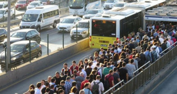 Altunizade Metrobüs Durağında Yine Yoğunluk Yaşandı
