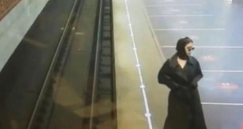 Metrodaki Gizemli Kadın
