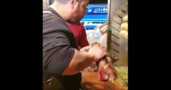Kokoreci Dürüm Yer Gibi Gömen Dayı