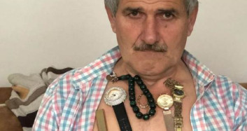 Sakarya'da 57 Yaşındaki Adamın Vücuduna Metaller Yapışıyor