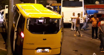 Minibüs ile Taksi Çarpışması Kavgaya Dönüştü