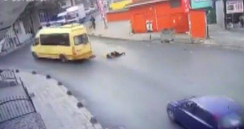 Kapısı Açık Minibüsten Yolcu Düştü! Dehşet Anları Kameralara Yansıdı
