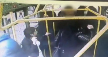 Kızını Rahatsız Eden Adama Yumruk Attı