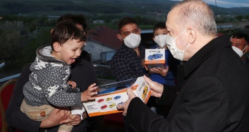 Minikler Mutlu! 'Tayyip Dedeleri' Yüzlerini Güldürdü