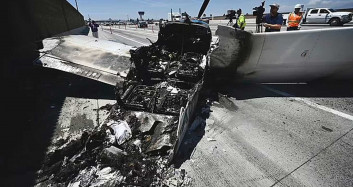 Motoru arızalanan uçak otoyola iniş yaptı! Kamyon ile çarpıştı