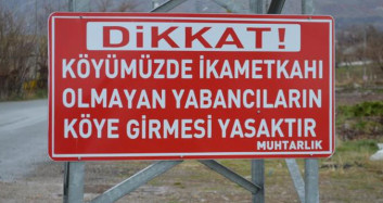 Muhtar Köyün Girişine ''Yabancılar Giremez'' Tabelası Astı