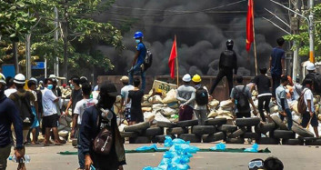 Myanmar'da Göstericiyi Yerde Sürüklediler!