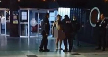 Nazilli'de Bir Vatandaş Belediye Binasının Önünde Soyundu
