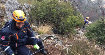 Niğde’de Kayalıklar Arasında Kalan Oğlağı Kurtarmak İçin Metrelerce Aşağıya İndiler