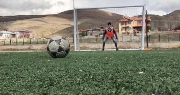 Öğrenciler Atık ve Atıl Malzemelerle Halı Saha Yaptı