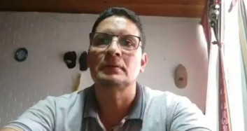 İnternetten Ders Anlatan Öğretmen Kamerayı Açık Unutunca Rezil Oldu