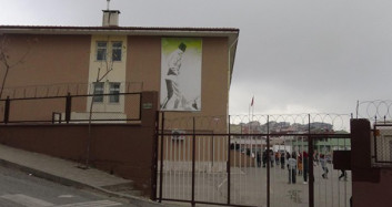 Okula Giren Pitbull Paniğe Neden Oldu