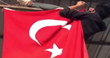 Osmaniye'de 18 Yaşındaki Mehmet'in Bayrak Hassasiyeti