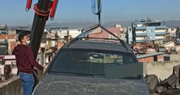 Oto Hırsızları, Çaldıkları Cipi Binanın Çatısına Çıkarmışlar