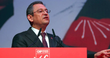 Özgür Özel yaptığı hareketle gündem oldu: Spikere tepki gösterdi