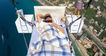Paraşütte Yatak Keyfi! Gökyüzünde Uyudu