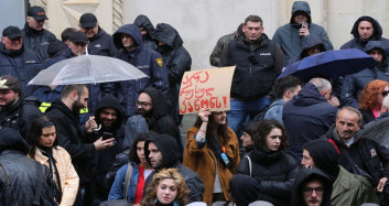Parlamentoda yasa tasarısı tartışması yumruklu kavgaya dönüştü