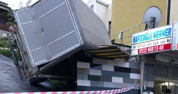 Pendik’te Kamyonet Sürücüsü Yan Yatan Aracın Altına Kaldı