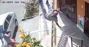 Yaşlı Adam Yoluna Çıkan Merdiveni Sallayıp Boyacıyı Düşürdü