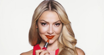 Hadise Plajda Fena Yakalandı