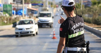 Polis aracıyla uygunsuz video çeken 4 kişi yakalandı