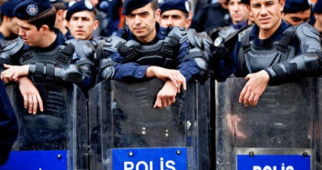 Dur İhtarına Uymadı! Polis Aracın İçine Girdi