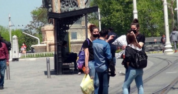 Sosyal Mesafe Kuralına Uymayan Turistler Taksim'de Gazetecilere Saldırdı
