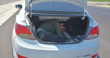 Polisin Dur İhtarına Uymayan Aracın İçinden 10 Suriyeli Göçmen Çıktı