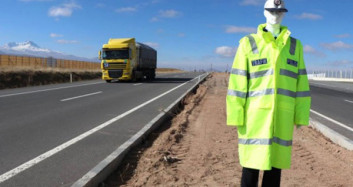 Polisten Trafik Kazalarını Önlemek İçin Mankenli Önlem