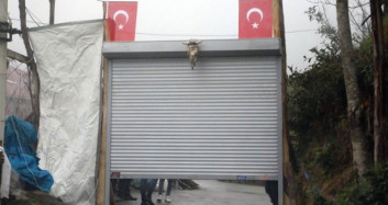 Rizeli Kardeşler Mahallenin Girişini Kepenkle Kapattı